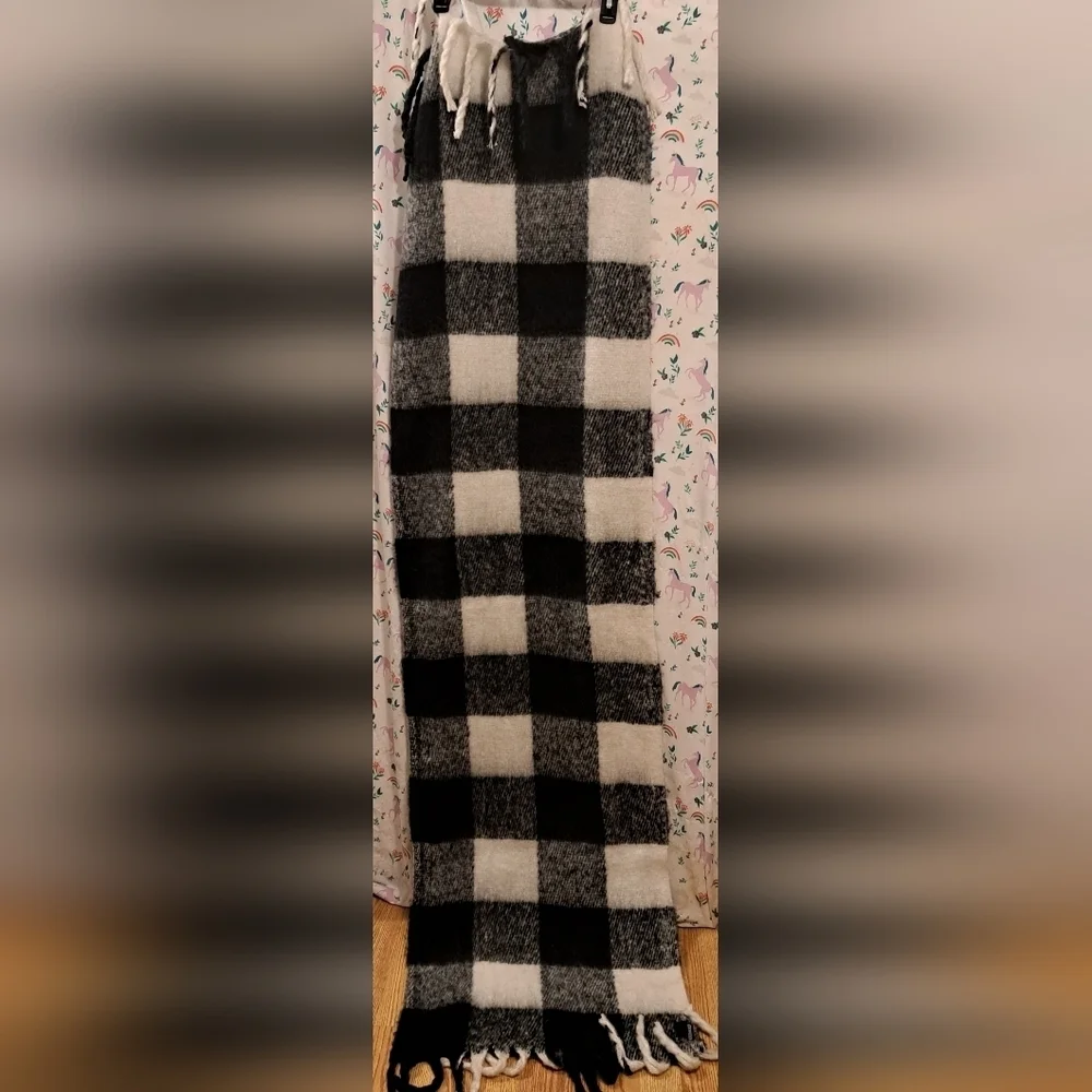 EUC Steve Madden Black & White Plaid Fluffy Winter Casual Preppy Blanket Scarf